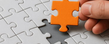 L’Open Innovation è molto più di una metodologia: è un nuovo modo di intendere l’innovazione strategica. Basata sul concetto di apertura e collaborazione, supera il modello tradizionale dei laboratori chiusi per trasformare le imprese in ecosistemi di conoscenza condivisa.