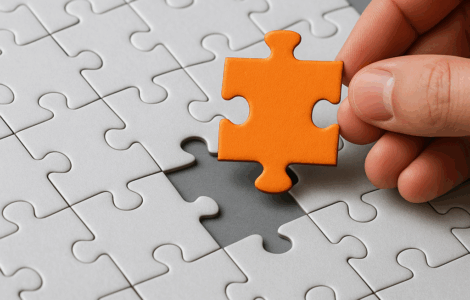L’Open Innovation è molto più di una metodologia: è un nuovo modo di intendere l’innovazione strategica. Basata sul concetto di apertura e collaborazione, supera il modello tradizionale dei laboratori chiusi per trasformare le imprese in ecosistemi di conoscenza condivisa.